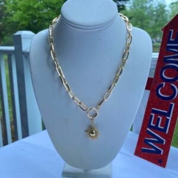 Jewelry - Elegant Gold Necklace